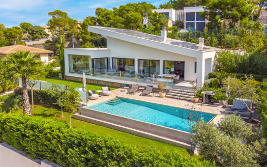 Exclusive villa in Cala Vinyas near the beach