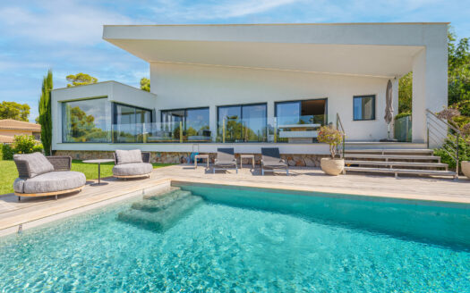 Exclusive villa in Cala Vinyas near the beach