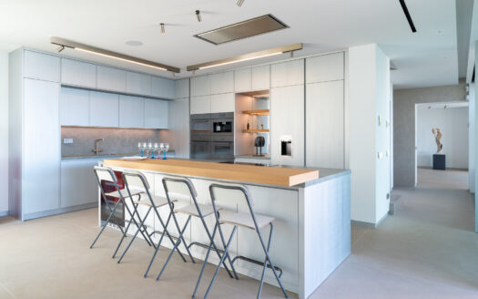 Top-class new-build villa with spa area, fitness room and home cinema