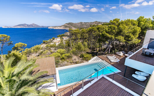 Villa for rent in first sea line in Port Andratx