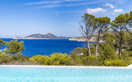 Villa for rent in first sea line in Port Andratx